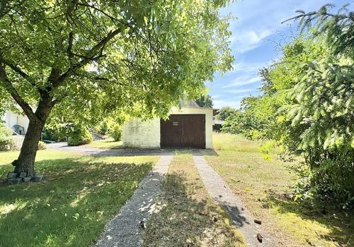 Einfahrt und Garage