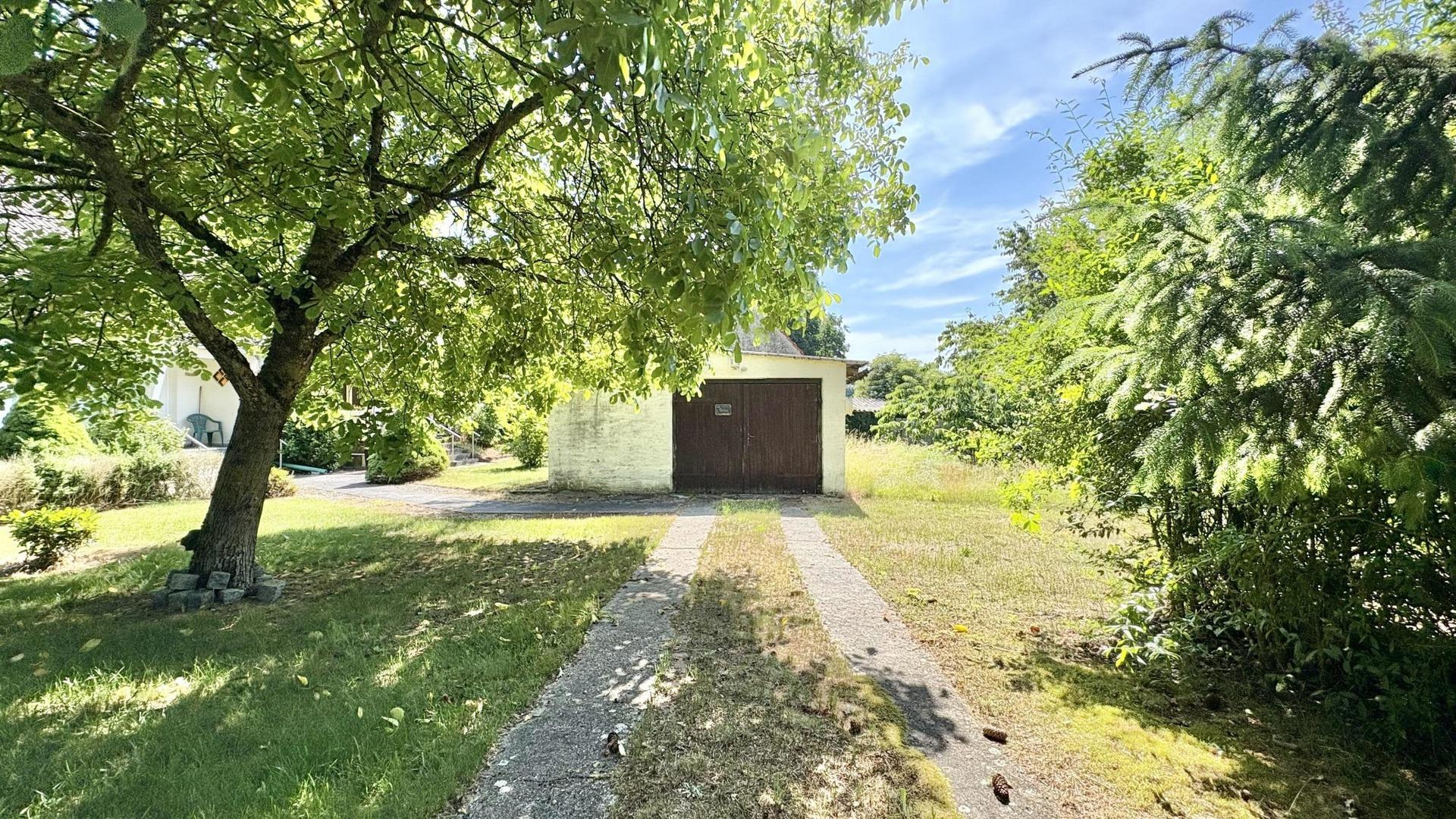 Einfahrt und Garage