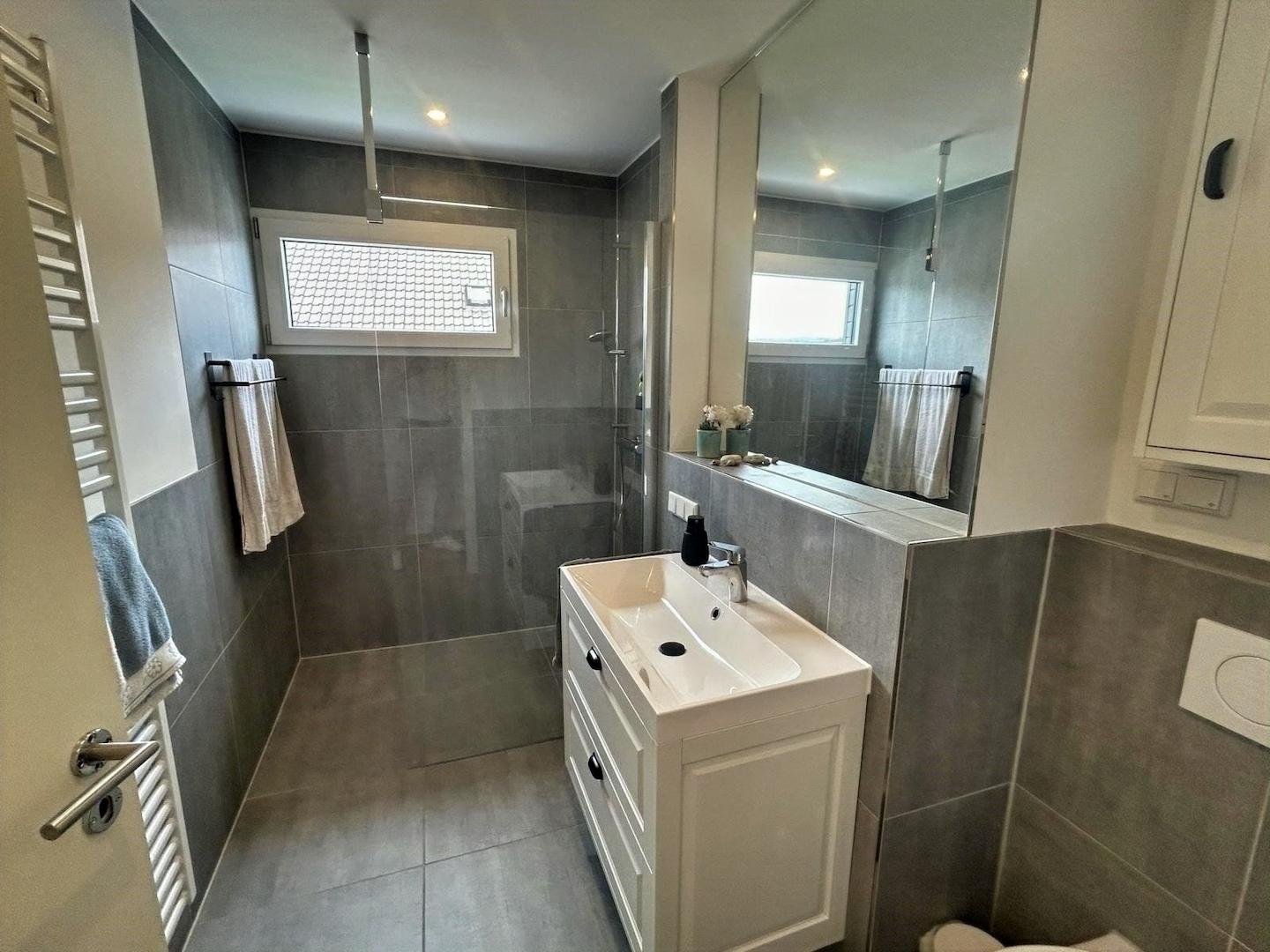 modernes Duschbad im EG