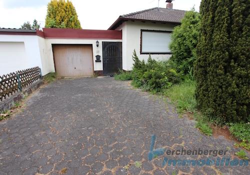 Ansicht mit Garage