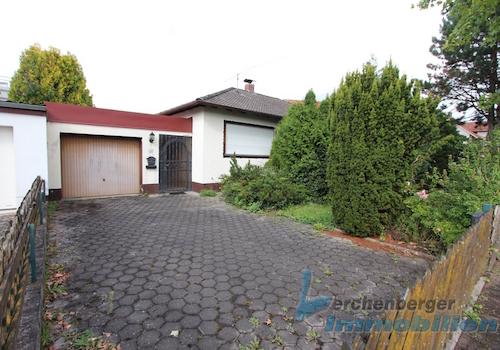 Hofeinfahrt mit Garage