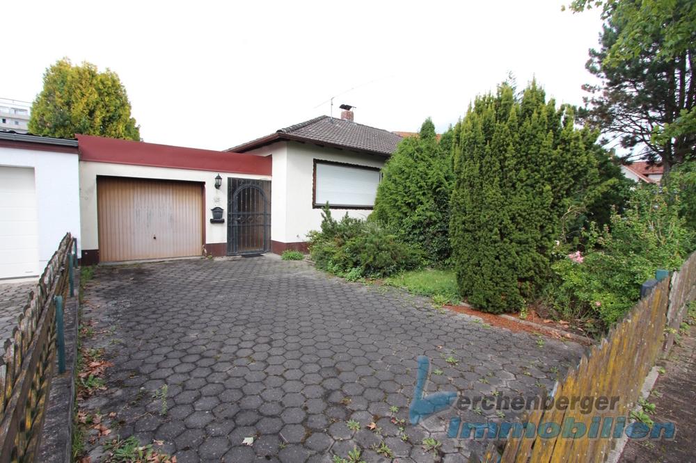 Hofeinfahrt mit Garage