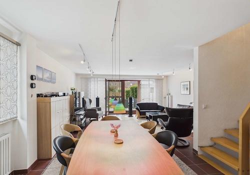 Blick vom Esstisch ins Wohnzimmer