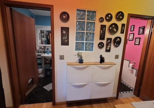 Blick vom Flur ins Bad + WC