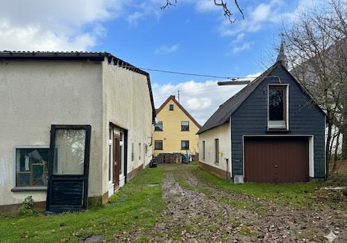 Nebengebäude und Garage Rückseite