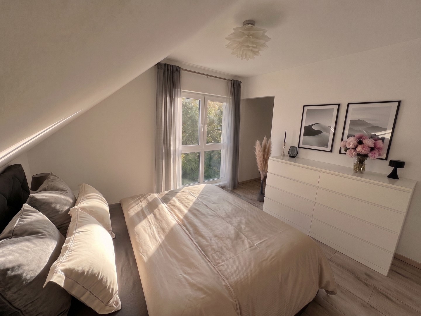 Schlafzimmer mit Abendsonne