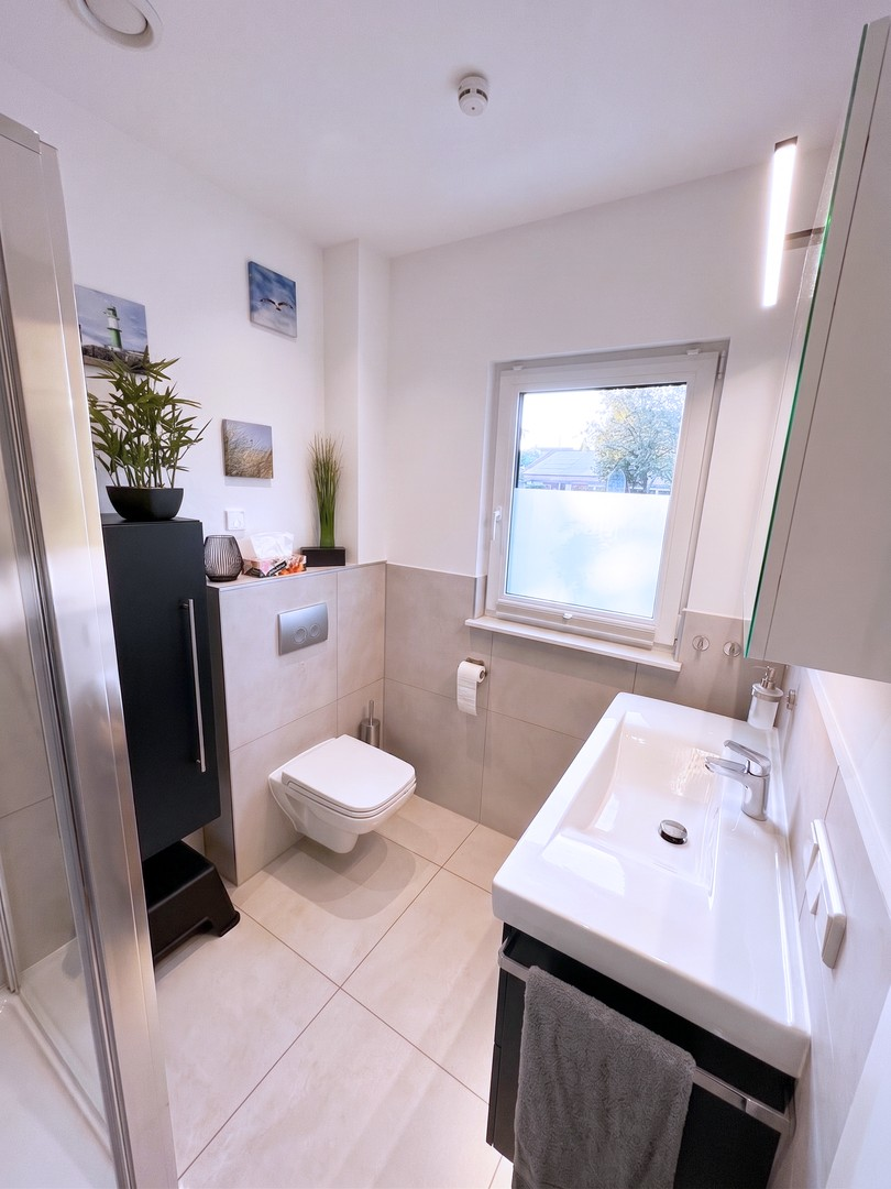 Gäste-WC mit Dusche im EG