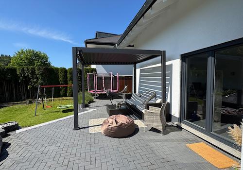 große Terrasse mit Blick in die Natur