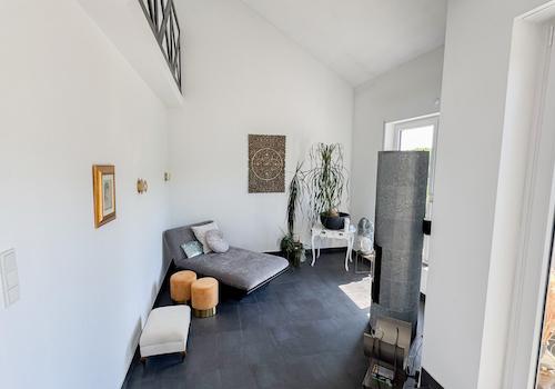 Kaminzimmer mit hochwertigen Kaminofen EG