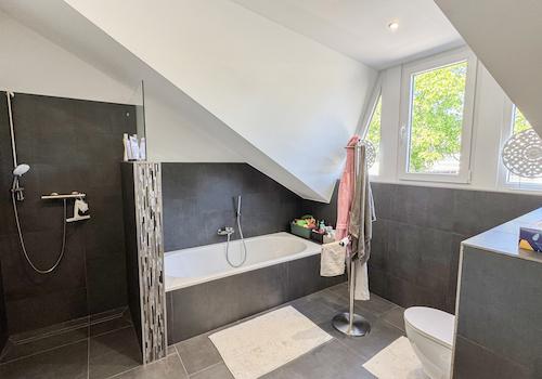 Tageslichbad mit Wanne und Dusche DG