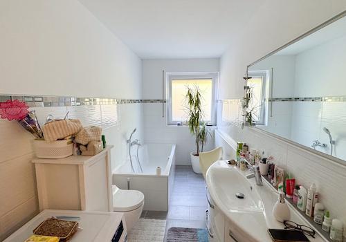 Tageslichtbad mit Dusche und Wanne Einliegerwohnung
