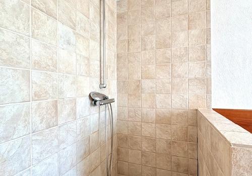 Dusche Erdgeschoss Naturstein