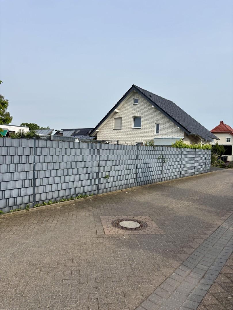 Außenansicht_Straßeneinfahrt