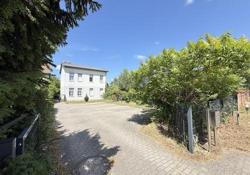 Haus- und Parkplatzansicht