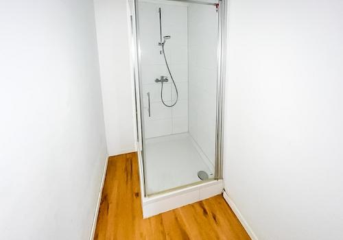 Dusche im Zwischenraum