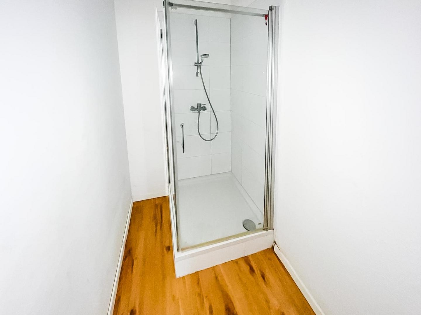 Dusche im Zwischenraum
