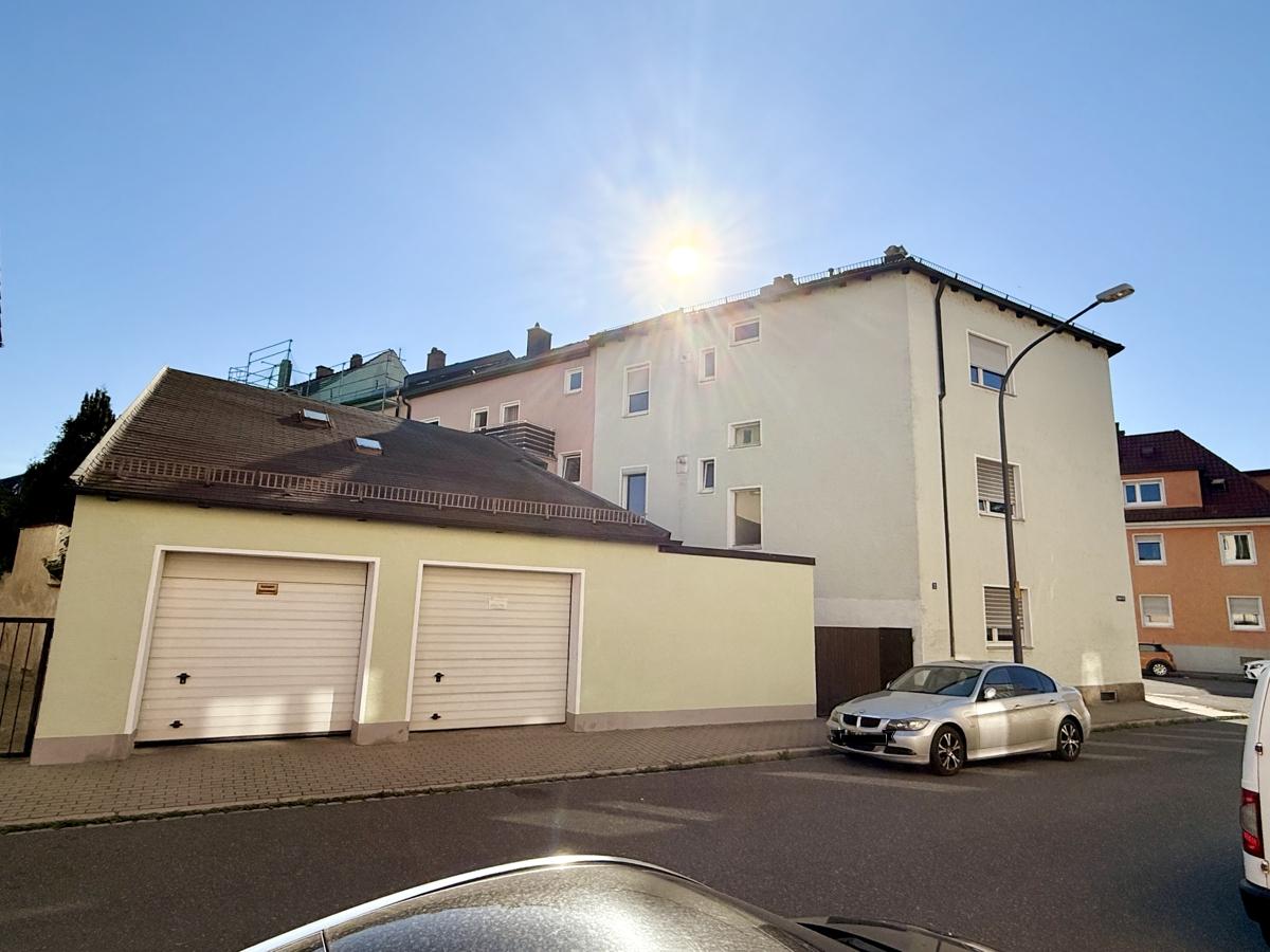 Ansicht mit Garagen