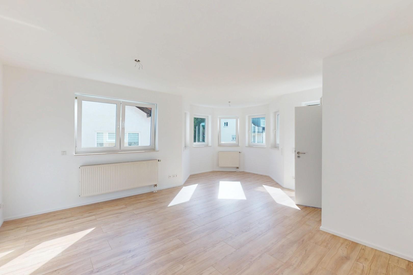 Wohn-/Esszimmer Blick zu Erker