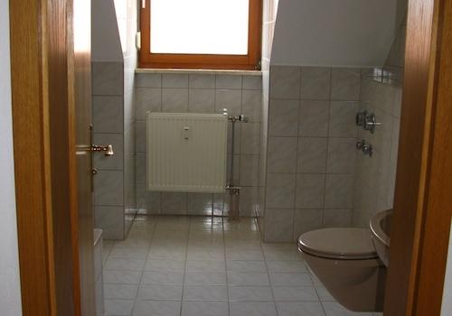 Badezimmer mit Fenster