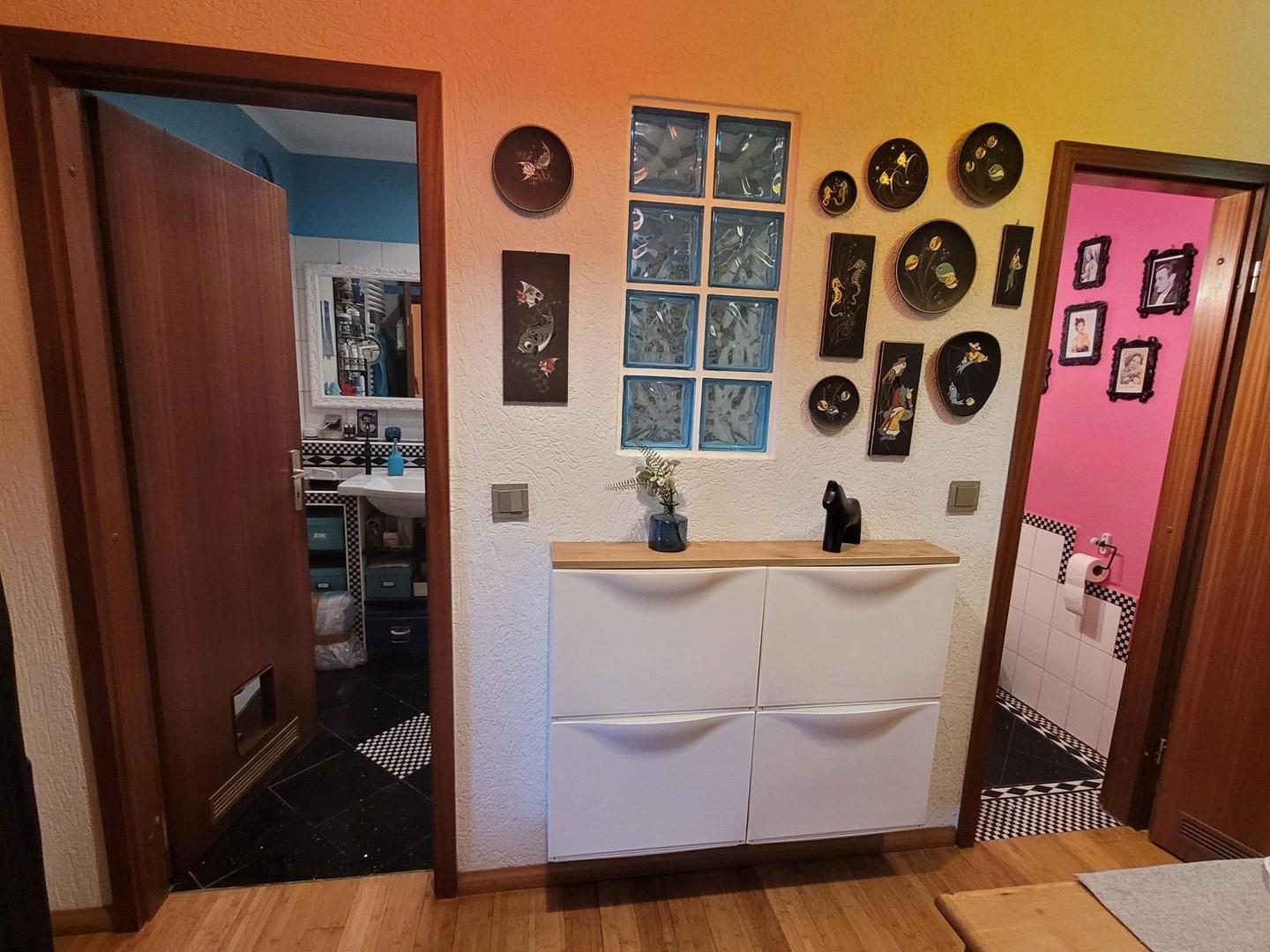Blick vom Flur ins Bad + WC
