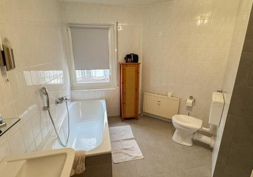 Tageslichbad mit Dusche und Wanne