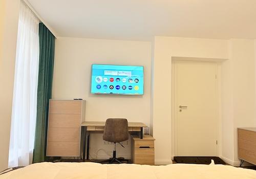 Schlafzimmer mit Arbeitsplatz