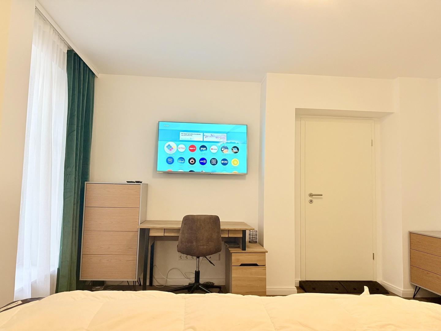Schlafzimmer mit Arbeitsplatz