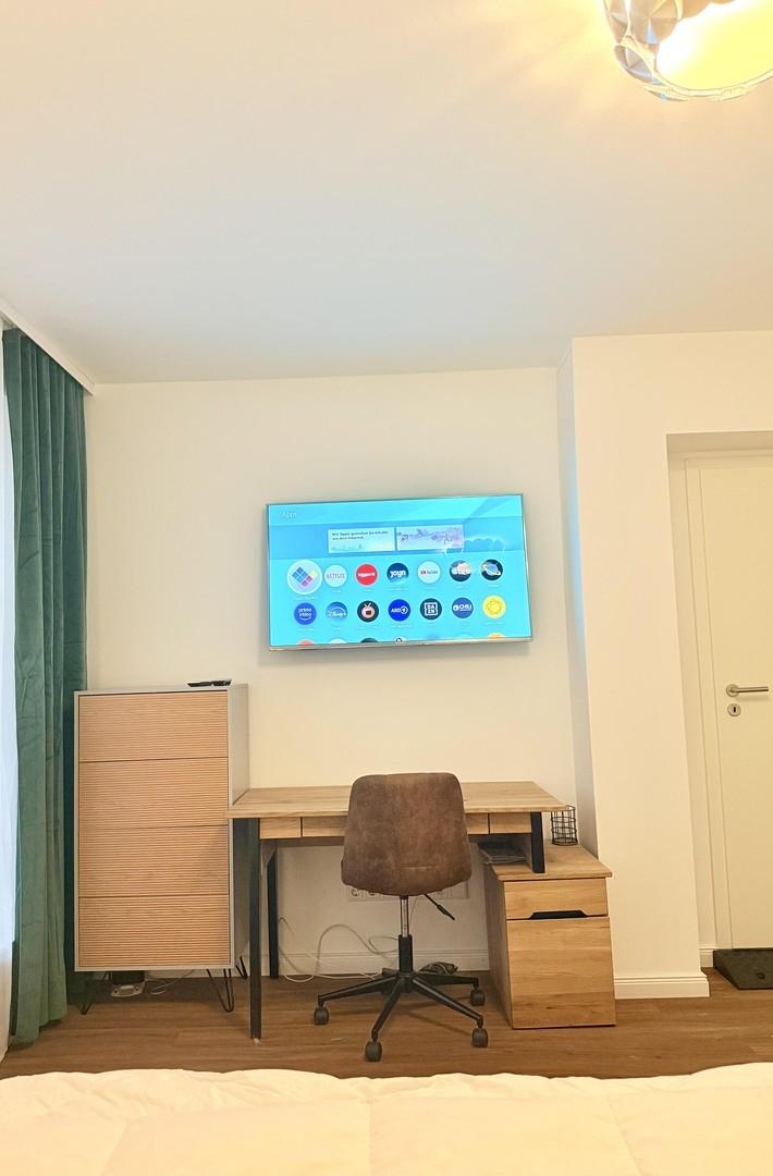 Schlafzimmer mit Arbeitsplatz