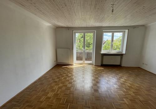 Wohnzimmer mit Austritt auf den Balkon