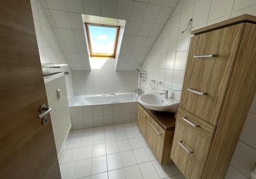 Bad mit Badewanne und Waschmaschinenanschluß