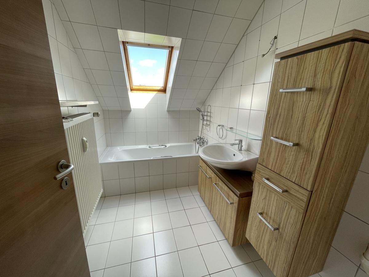 Bad mit Badewanne und Waschmaschinenanschluß