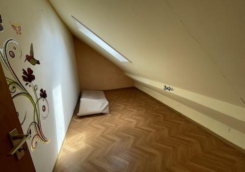 Stauraum oder Ankleide neben dem Schalfzimmer