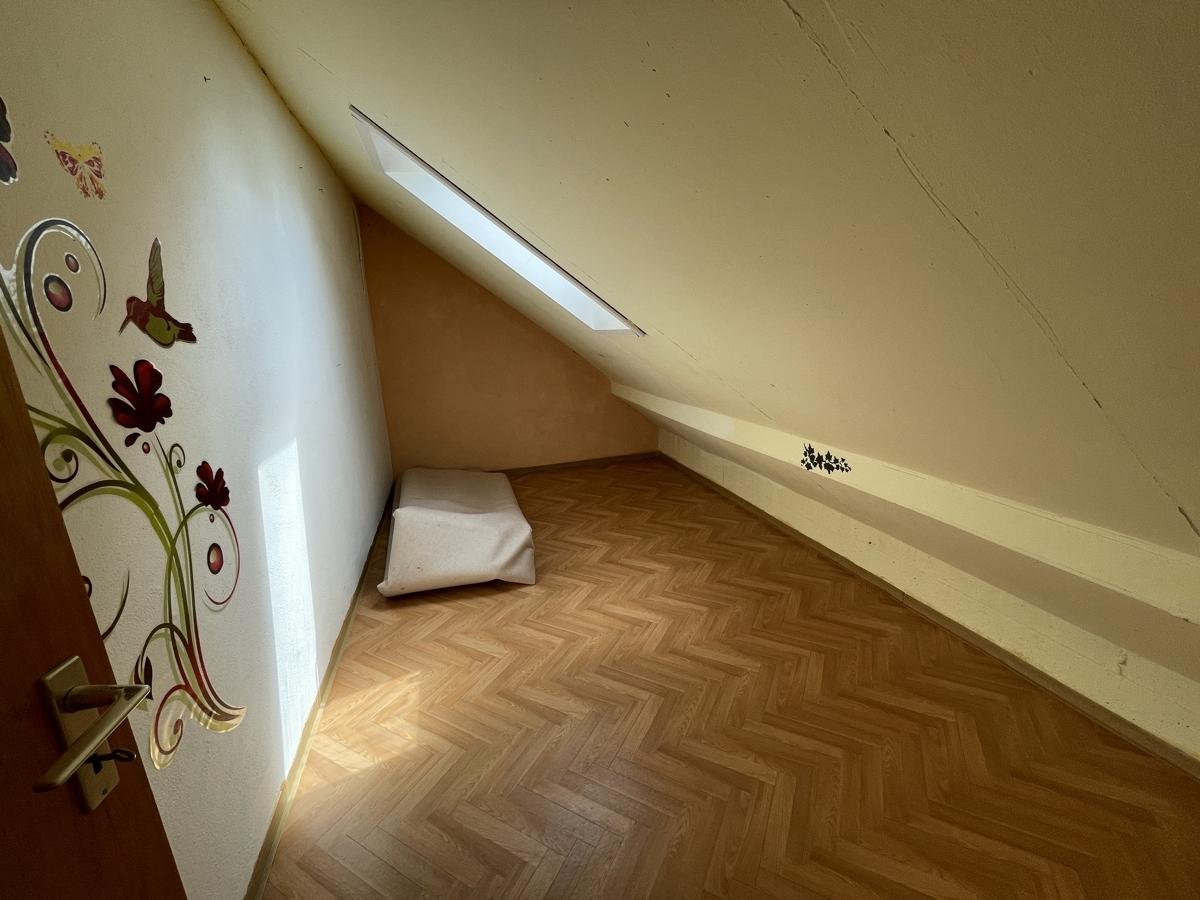 Stauraum oder Ankleide neben dem Schalfzimmer