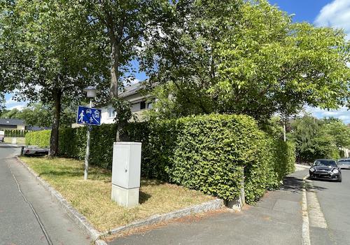 hinterhalb vom Zaun ist das Wohnhaus