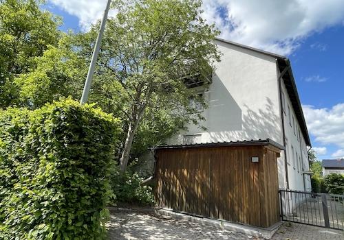 Haus Ansicht mit Stellplatz
