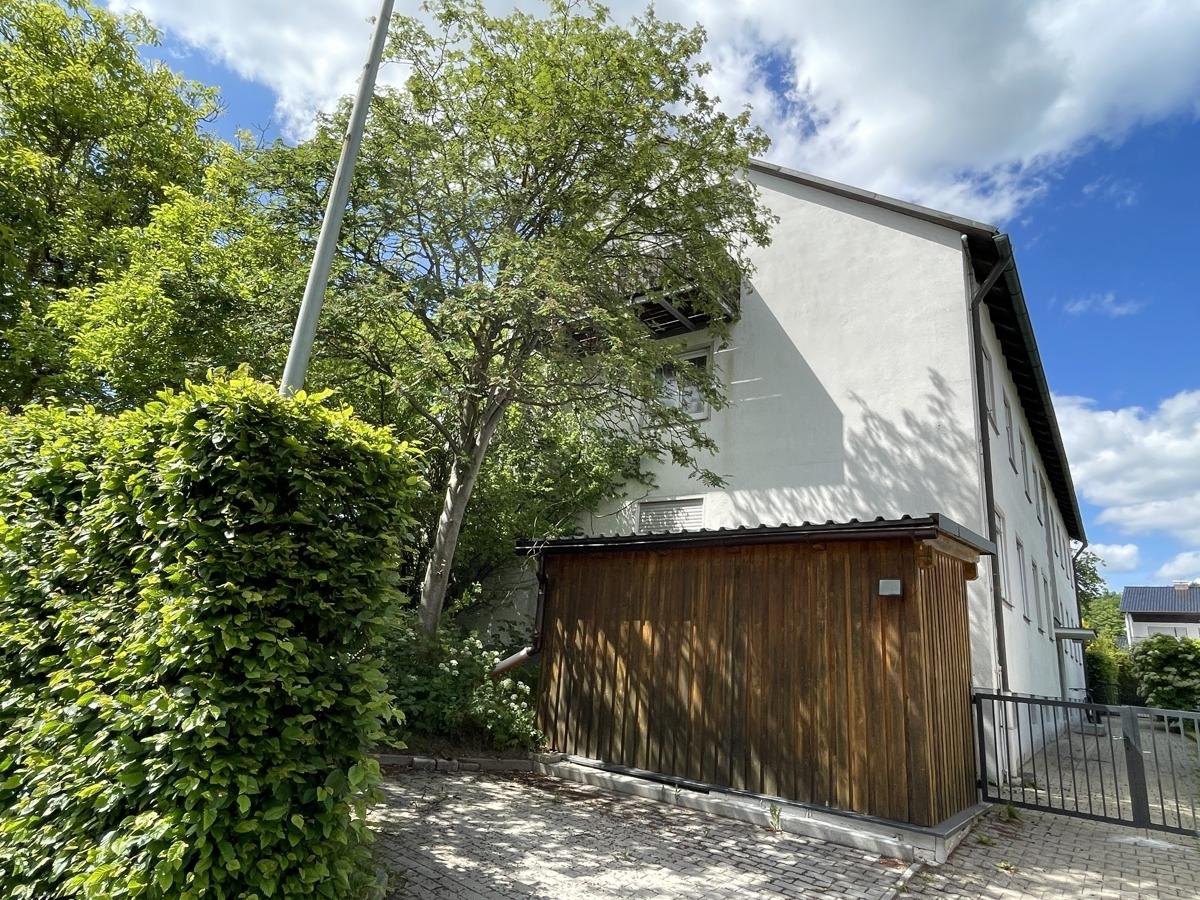 Haus Ansicht mit Stellplatz