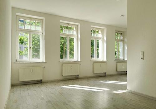 lichtdurchflutetes Wohnzimmer