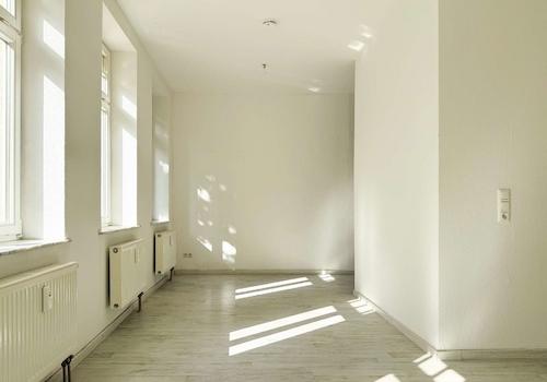 lichtdurchflutetes Wohnzimmer
