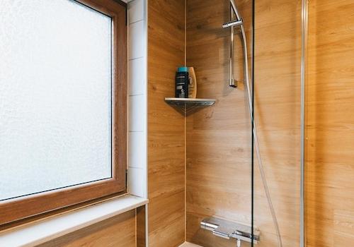 Dusche und Badewanne