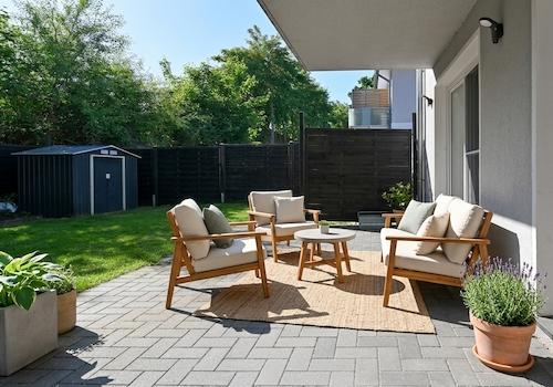 Große Terrasse und Garten