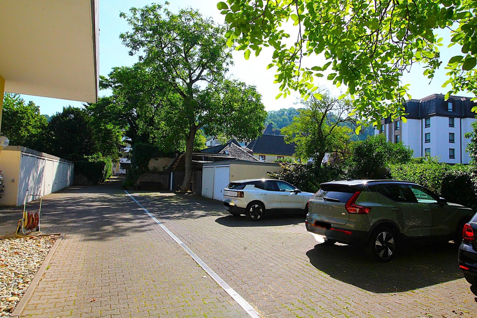 Garagen und Stellplätze