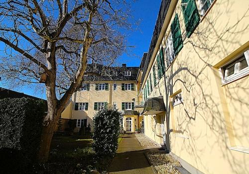 Winter Weg von Garage zum Hauseingang