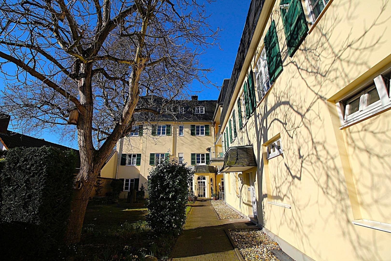 Winter Weg von Garage zum Hauseingang