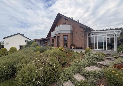 Blick vom Garten auf das Haus