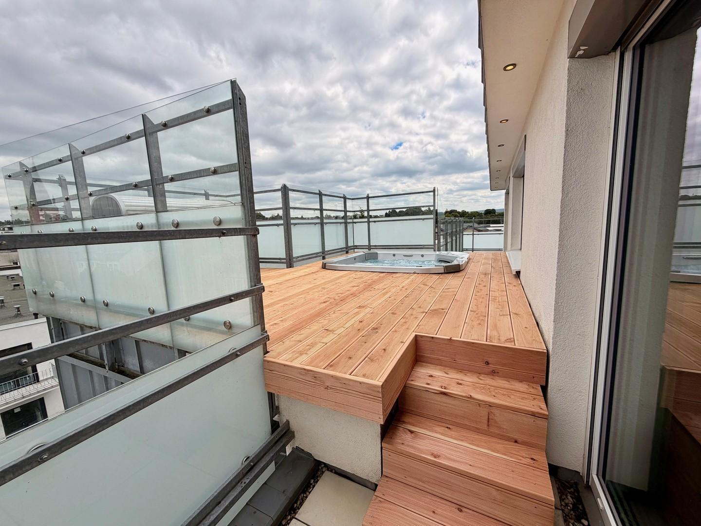 Aufgang Holzdeck u. Jacuzzi