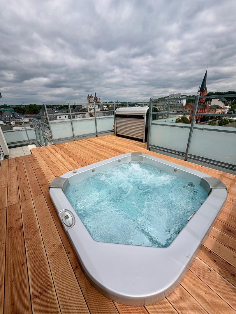 Jacuzzi mit Holzdeck