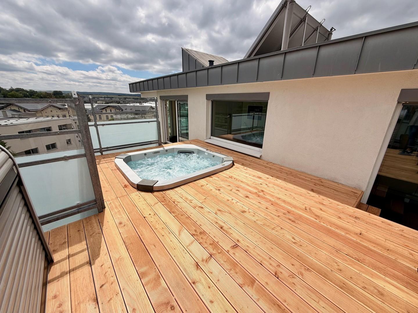 Holzdeck mit Jacuzzi