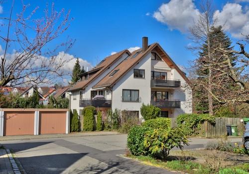 Hausansicht mit Garagen