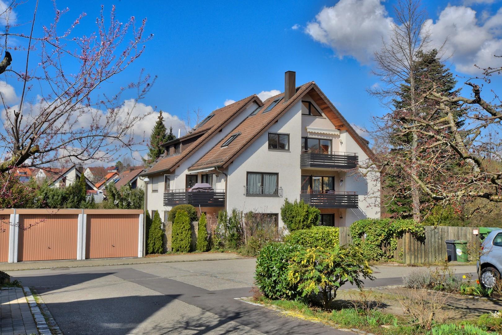 Hausansicht mit Garagen
