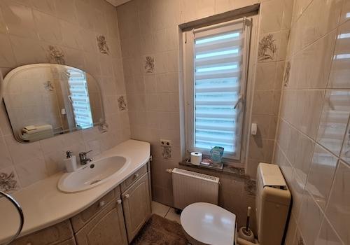 separates WC